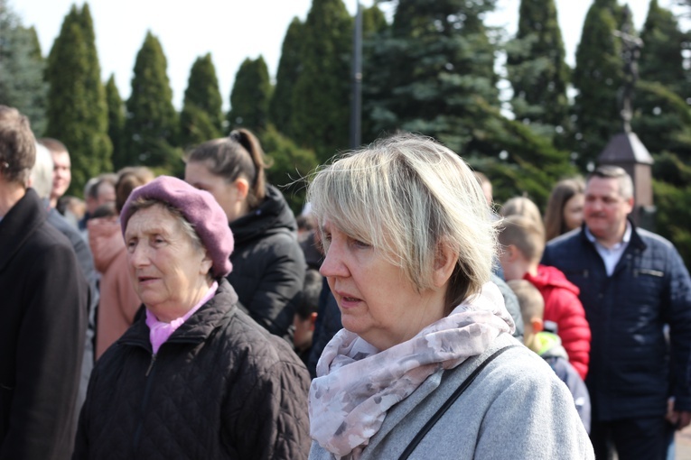 Wprowadzenie relikwii dzieci fatimskich do parafii w Mąkolicach
