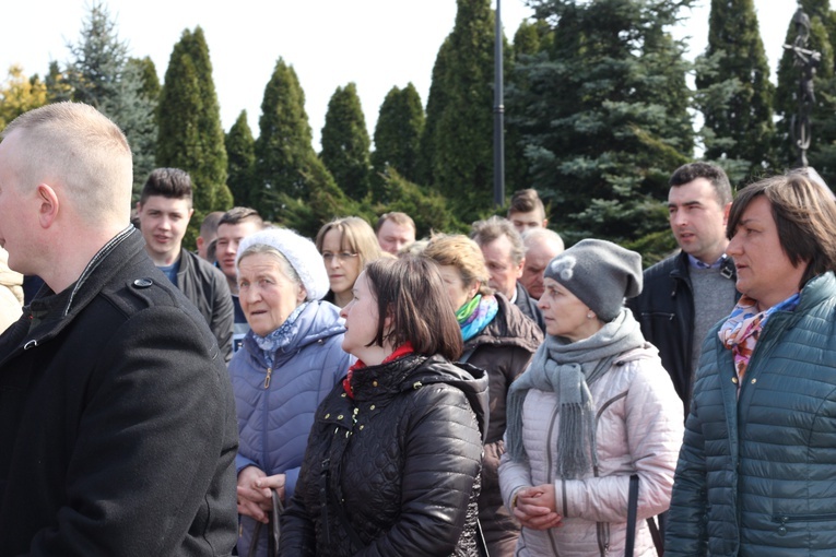 Wprowadzenie relikwii dzieci fatimskich do parafii w Mąkolicach