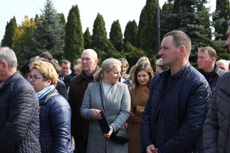 Wprowadzenie relikwii dzieci fatimskich do parafii w Mąkolicach