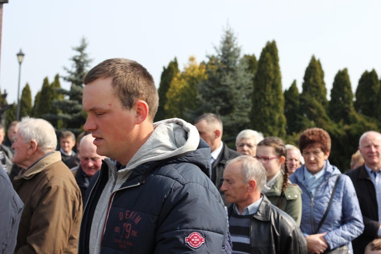 Wprowadzenie relikwii dzieci fatimskich do parafii w Mąkolicach