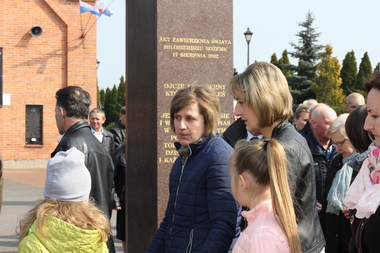 Wprowadzenie relikwii dzieci fatimskich do parafii w Mąkolicach