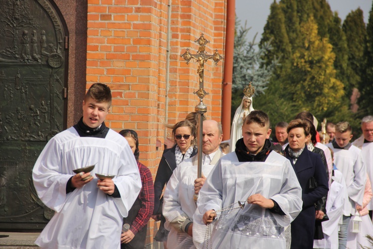 Wprowadzenie relikwii dzieci fatimskich do parafii w Mąkolicach