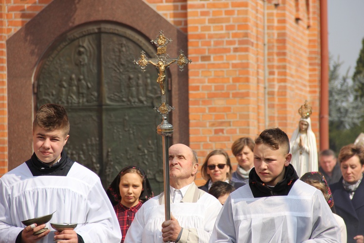 Wprowadzenie relikwii dzieci fatimskich do parafii w Mąkolicach