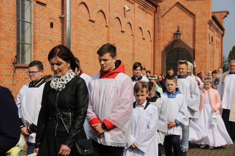 Wprowadzenie relikwii dzieci fatimskich do parafii w Mąkolicach