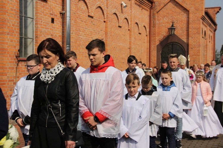 Wprowadzenie relikwii dzieci fatimskich do parafii w Mąkolicach