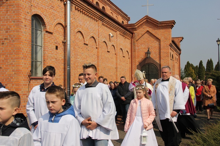 Wprowadzenie relikwii dzieci fatimskich do parafii w Mąkolicach