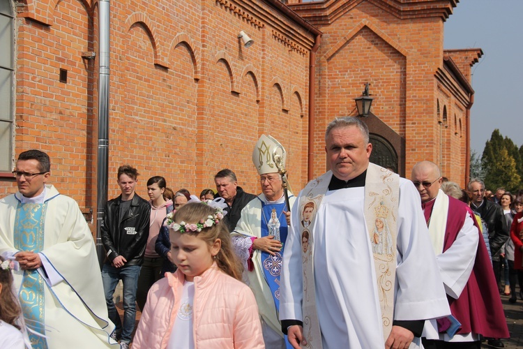 Wprowadzenie relikwii dzieci fatimskich do parafii w Mąkolicach