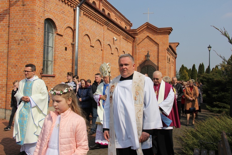 Wprowadzenie relikwii dzieci fatimskich do parafii w Mąkolicach