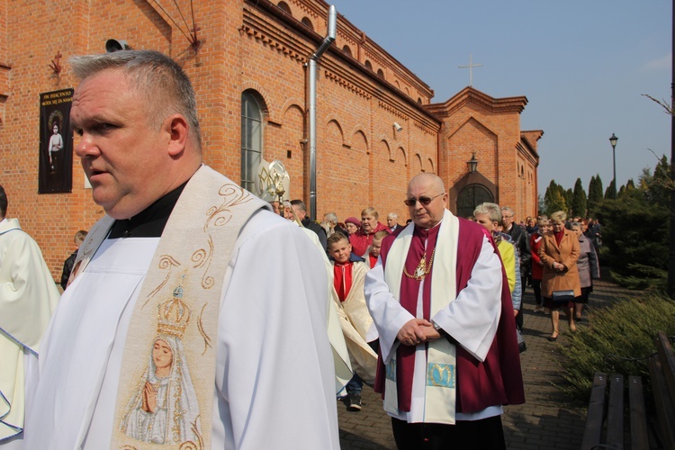 Wprowadzenie relikwii dzieci fatimskich do parafii w Mąkolicach