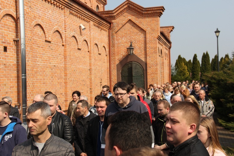 Wprowadzenie relikwii dzieci fatimskich do parafii w Mąkolicach