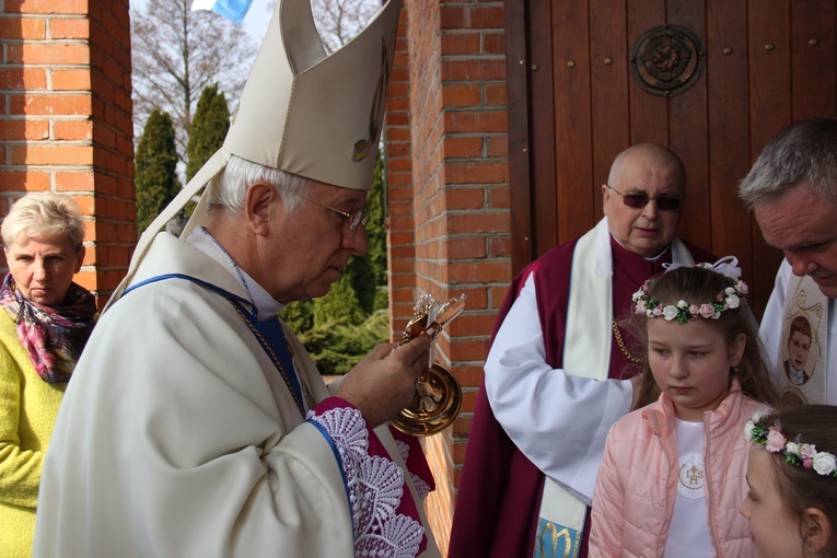 Wprowadzenie relikwii dzieci fatimskich do parafii w Mąkolicach