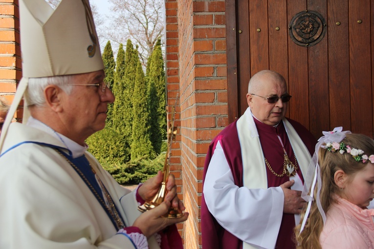 Wprowadzenie relikwii dzieci fatimskich do parafii w Mąkolicach