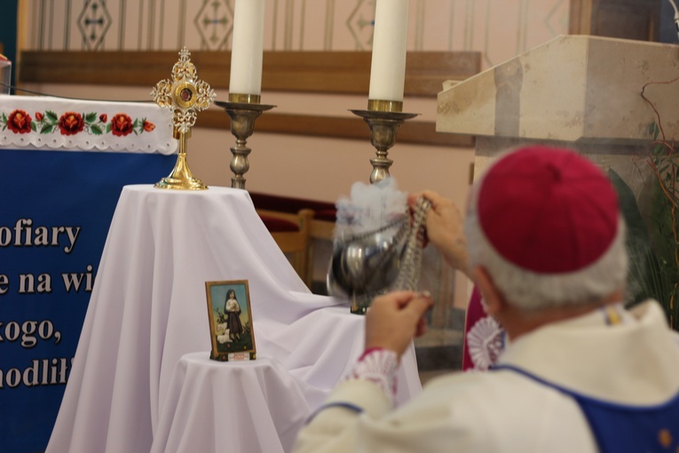 Wprowadzenie relikwii dzieci fatimskich do parafii w Mąkolicach