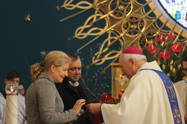 Wprowadzenie relikwii dzieci fatimskich do parafii w Mąkolicach