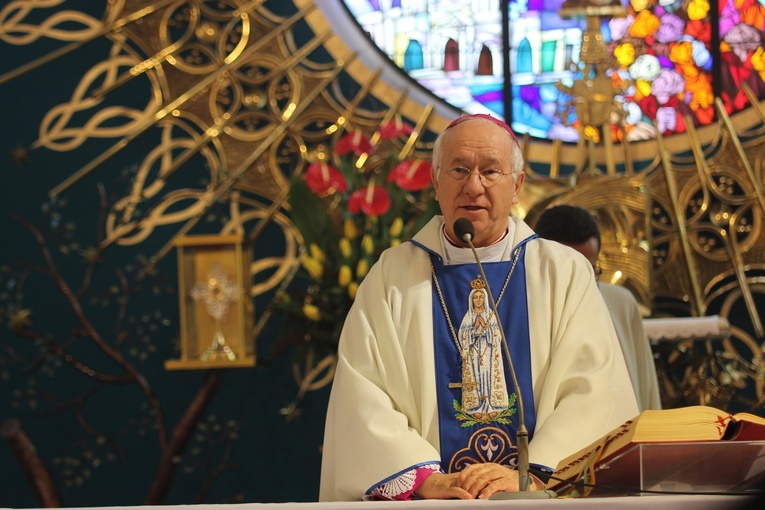 Wprowadzenie relikwii dzieci fatimskich do parafii w Mąkolicach