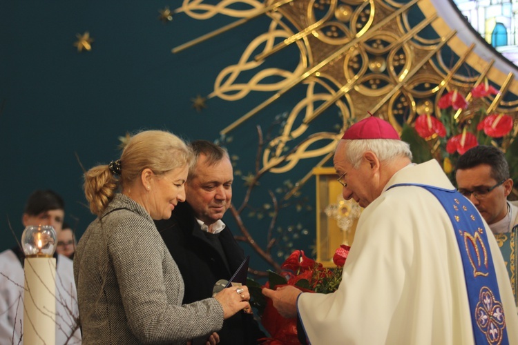 Wprowadzenie relikwii dzieci fatimskich do parafii w Mąkolicach