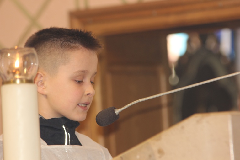 Wprowadzenie relikwii dzieci fatimskich do parafii w Mąkolicach