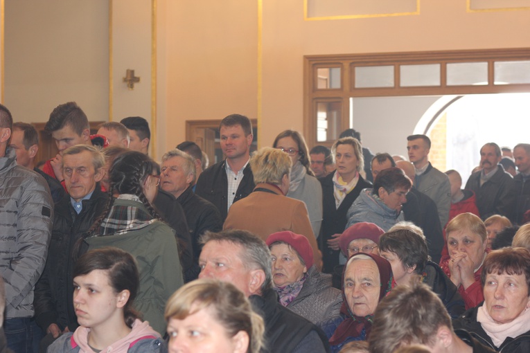 Wprowadzenie relikwii dzieci fatimskich do parafii w Mąkolicach