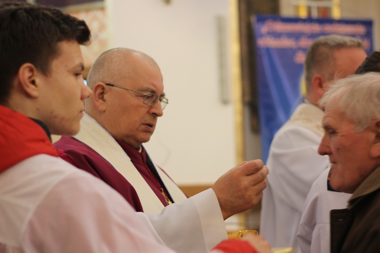 Wprowadzenie relikwii dzieci fatimskich do parafii w Mąkolicach