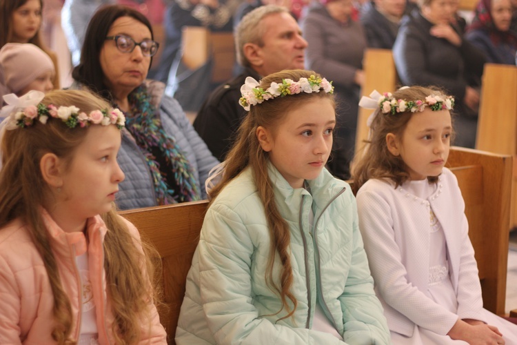 Wprowadzenie relikwii dzieci fatimskich do parafii w Mąkolicach