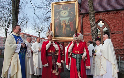 W parafii pw. NMP Matki Kościoła w Kostrzynie nad Odrą obraz do świątyni wnosili mężczyźni w szlacheckich strojach.