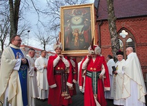 W parafii pw. NMP Matki Kościoła w Kostrzynie nad Odrą obraz do świątyni wnosili mężczyźni w szlacheckich strojach.