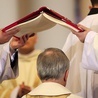 Księga Ewangelii jest trzymana nad głową biskupa elekta aż do końca modlitwy święceń.