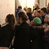 Uczestnicy spotkania o Całunie Turyńskim przy jego kopii w kościele NSPJ w Bielsku-Bialej.