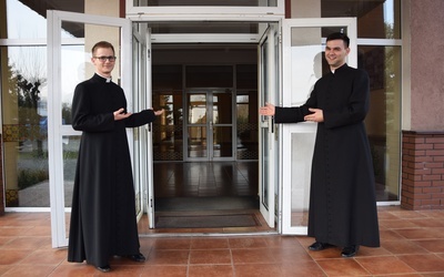 Klerycy Piotr Ornafa (z lewej) i Piotr Zieliński zapraszają na Dni Otwarte do WSD w Łowiczu.