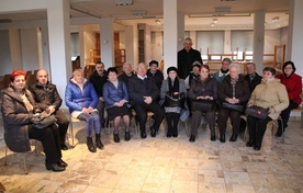 Członkowie kęckiego Bractwa Miłosierdzia Bożego spotykają się codziennie o 15.00 ma modliwie przed Jezusem Eucharystycznym.