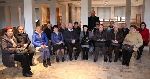 Członkowie kęckiego Bractwa Miłosierdzia Bożego spotykają się codziennie o 15.00 ma modliwie przed Jezusem Eucharystycznym.