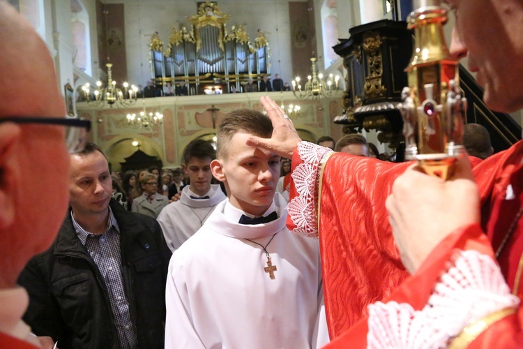 Bierzmowanie w tuchowskiej bazylice