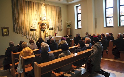 	Od 15 lat tutejsi wierni uwielbiają Jezusa w Najświętszym Sakramencie w kaplicy Matki Bożej Fatimskiej.