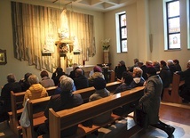 	Od 15 lat tutejsi wierni uwielbiają Jezusa w Najświętszym Sakramencie w kaplicy Matki Bożej Fatimskiej.