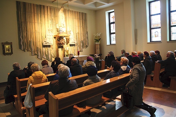 	Od 15 lat tutejsi wierni uwielbiają Jezusa w Najświętszym Sakramencie w kaplicy Matki Bożej Fatimskiej.