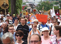 Te placówki zapewniają niepełnosprawnym możliwość aktywnego życia na miarę ich możliwości. Na zdjęciu: marsz radwanowickich podopiecznych, wolontariuszy i pracowników przez Kraków w czerwcu 2017 roku.