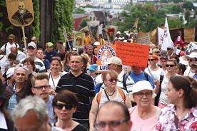 Te placówki zapewniają niepełnosprawnym możliwość aktywnego życia na miarę ich możliwości. Na zdjęciu: marsz radwanowickich podopiecznych, wolontariuszy i pracowników przez Kraków w czerwcu 2017 roku.