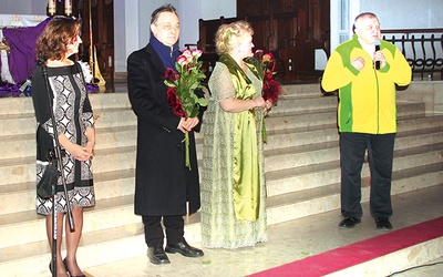 Artystom dziękował ks. Marek Kujawski. Od lewej Antonina Krzysztoń, Robert Grudzień, Halina Sowińska-Winiarska.