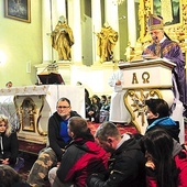 ▲	W Eucharystii przed rozpoczęciem pielgrzymki uczestniczyły tłumy.