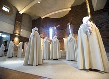 ▲	Siostry i bracia z monastycznych wspólnot zapraszają wszystkich, którzy chcieliby spędzić czas w ciszy przed Panem, do kościoła  przy ul. Łazienkowskiej.