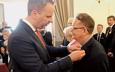▲	Ks. dr Aleksander Radecki odbiera Złoty Krzyż Zasługi.