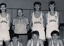 Fragment zdjęcia ze zgrupowania kadry młodzieżowej w Olsztynie w 1987 roku. Andrzej Wierzgacz stoi drugi od prawej, obok śp. Adama Wójcika, legendy polskiej i wrocławskiej koszykówki.