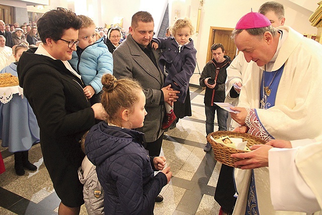 Deklaracje podjęcia duchowej adopcji dziecka poczętego niosła w procesji z darami liczna rodzina z Pasierbca.