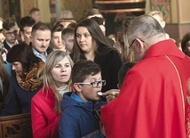 Uczta Eucharystyczna jest budującym jedność aktem wspólnotowym.