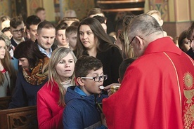 Uczta Eucharystyczna jest budującym jedność aktem wspólnotowym.