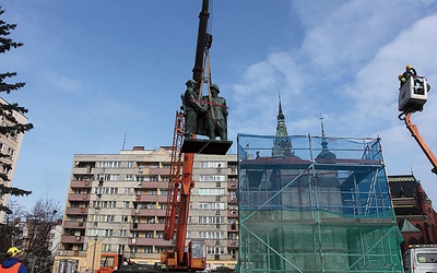 W zeszłym roku  z pl. Słowiańskiego usunięto pomnik Wdzięczności Armii Radzieckiej.  Czy zastąpi go postument z imieniem „Obrońcy Europy”?