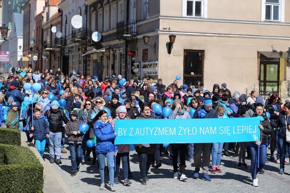 Sandomierz. Na niebiesko dla autyzmu 