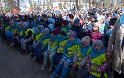 Niebieski kolor był znakiem solidarności z osobami dotkniętymi przez autyzm.