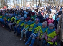 Niebieski kolor był znakiem solidarności z osobami dotkniętymi przez autyzm.