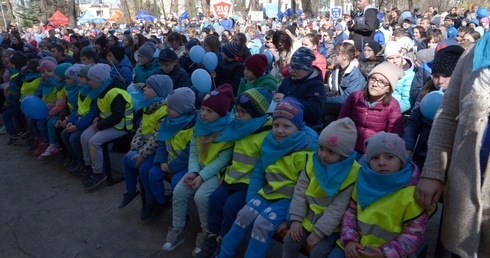 Niebieski kolor był znakiem solidarności z osobami dotkniętymi przez autyzm.